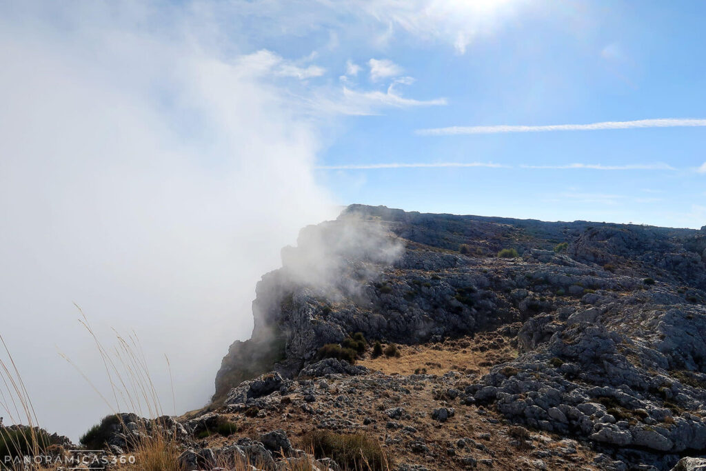 Las nubes ascienden del valle hacia Piedra Dionisia