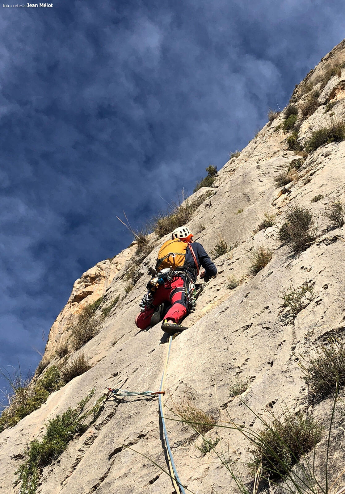 Vía de escalada Carrozas 26 aniversario en el Peñón Divino. Escalando el segundo largo