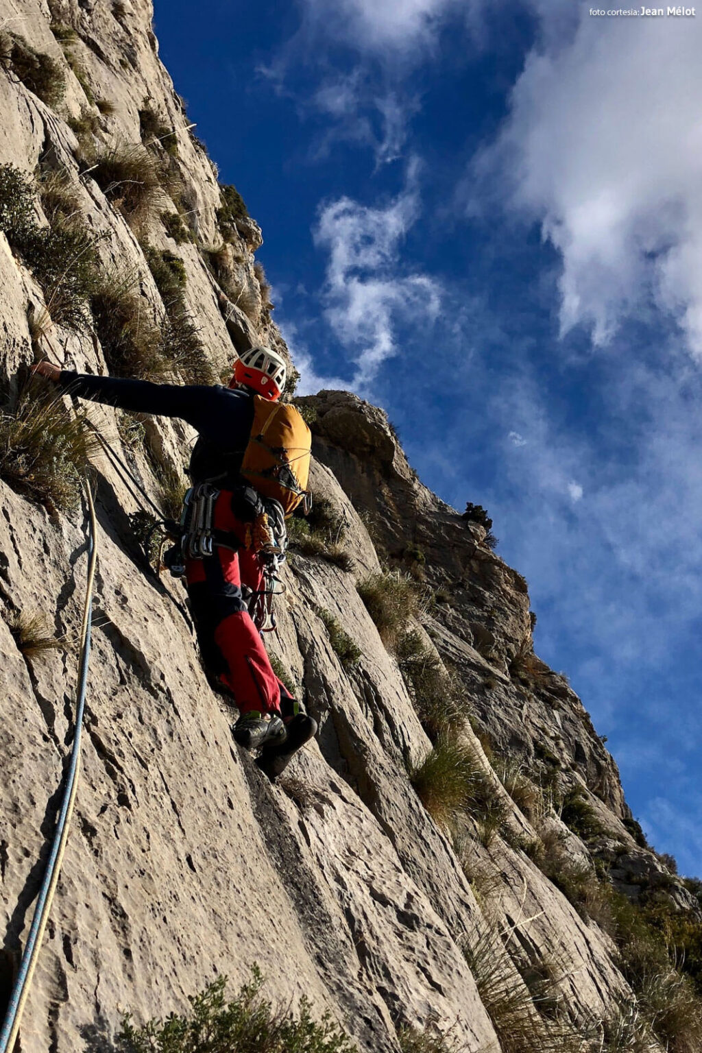 Vía de escalada Carrozas 26 aniversario en el Peñón Divino. Escalando el tercer largo