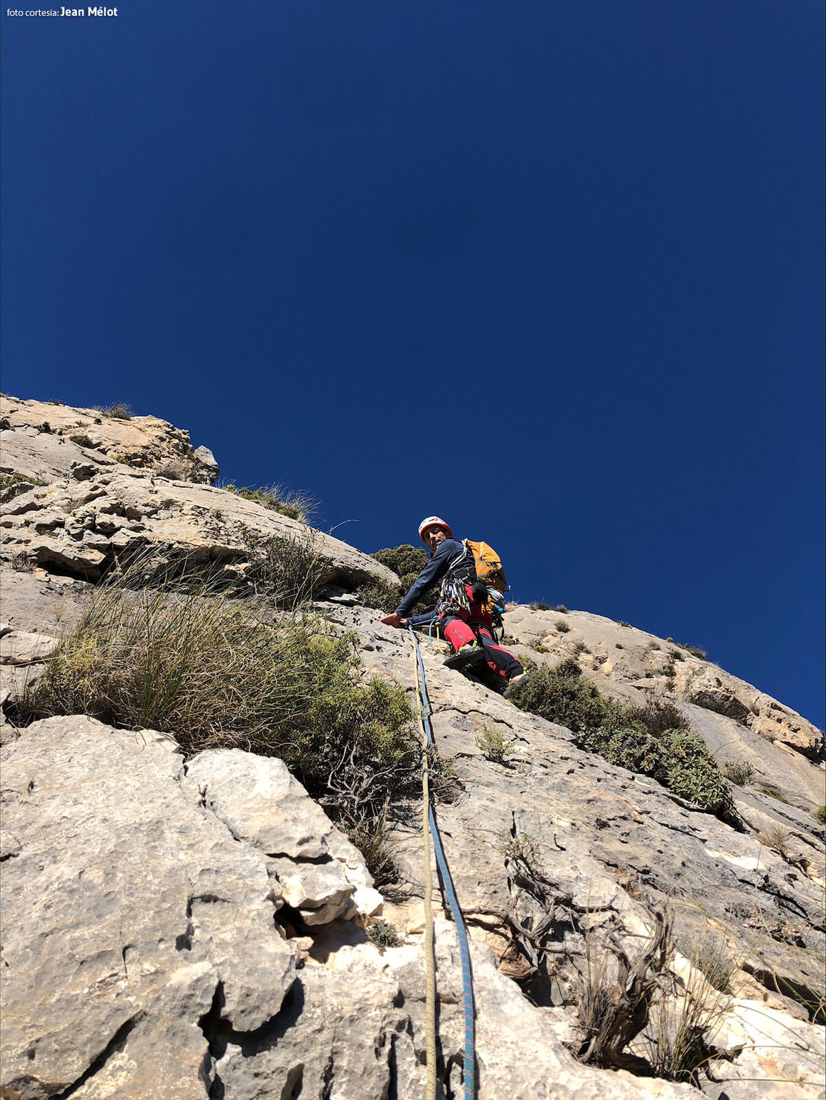 Vía de escalada Carrozas 26 aniversario en el Peñón Divino. En el séptimo largo