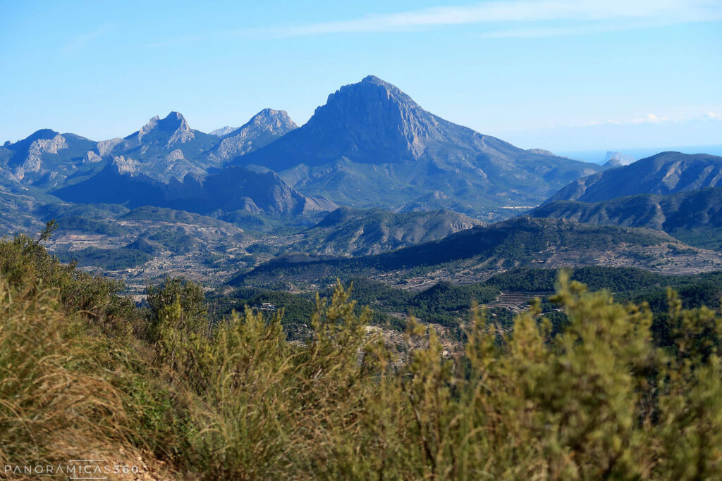 Montañas de la Marina Baja. Puig Campana en primer plano