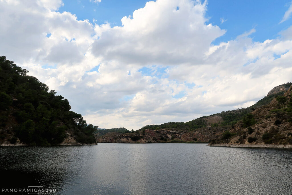 Pantano de Tibi desde la corona de la presa