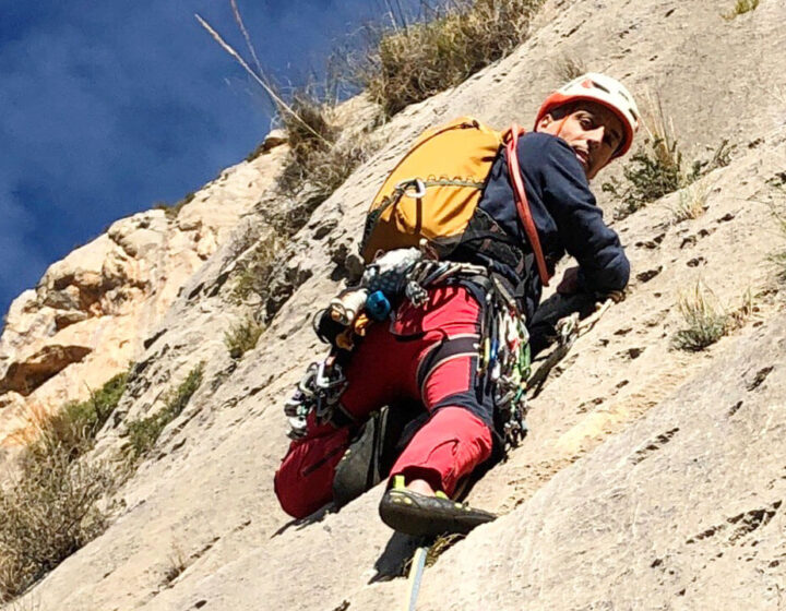 Escalando la vía Carrozas 26 aniversario en el Peñón Divino