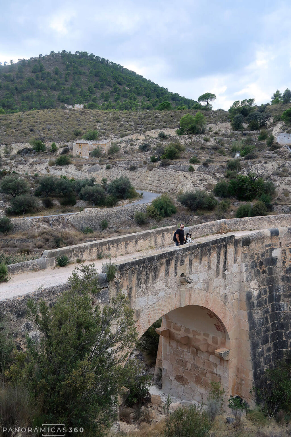 Salva y Teo en un puente próximo al pantano