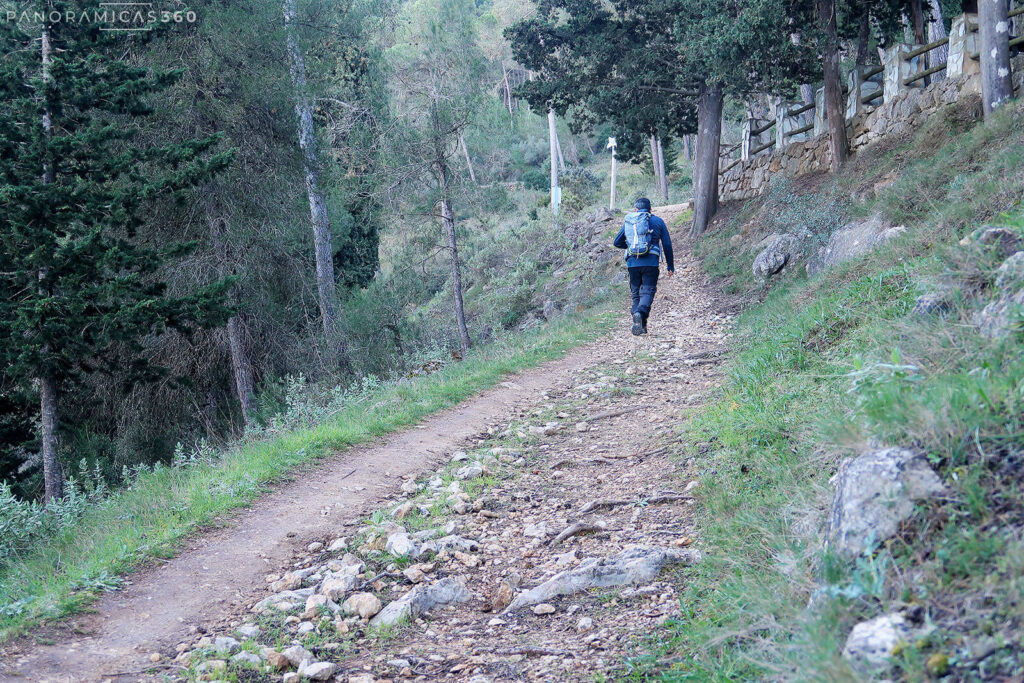 Senderista llegando a Casa Planises