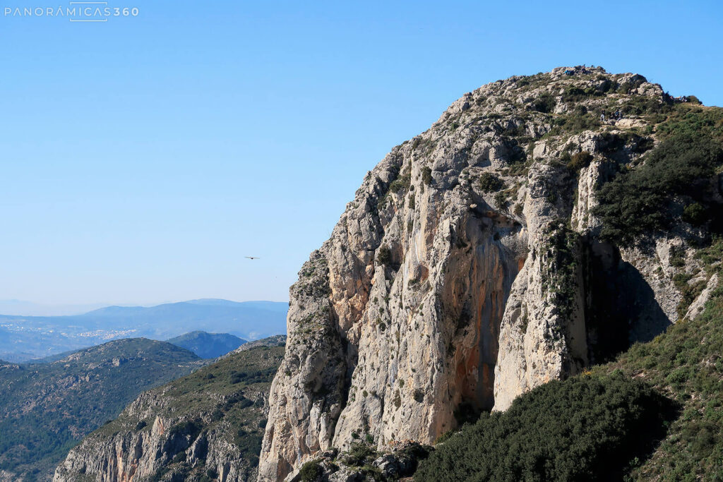 Sierra de Benicadell, cota a 1.075 metros frente a la cumbre