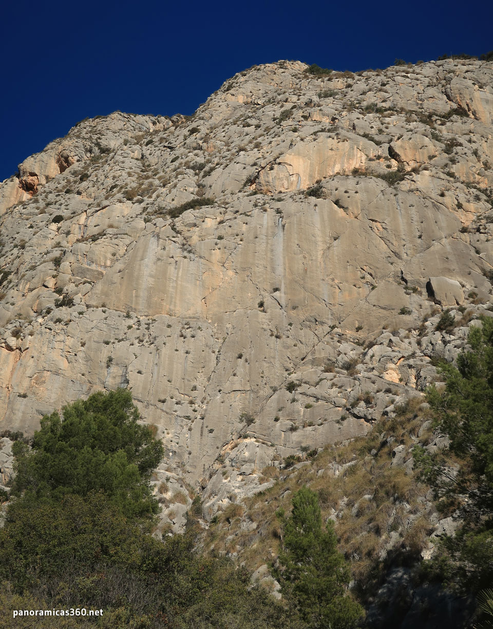 Contrafuerte sur del Peñón Divino por donde discurre la vía de escalada Mazinger Z
