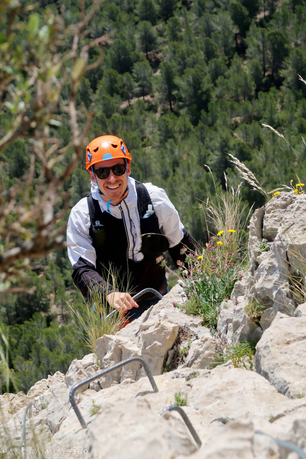 Pablo escalando los últimos peldaños dela ferrata