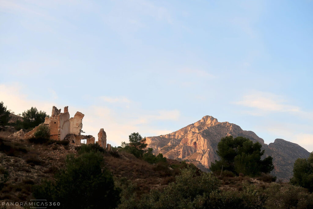 Penya del Mitjorn vista desde Salim de Dalt 