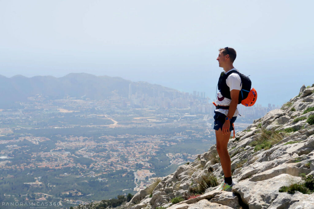 Ladera del Ponoig con Benidorm detrás