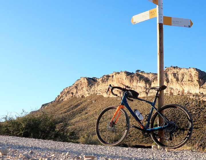 Bicicleta gravel en el Plá del Totxar. Alt de la Escobella detrás