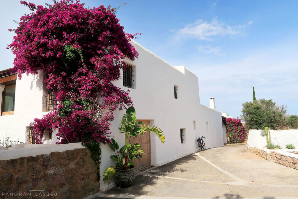 Bici junto a una casa típica de Ibiza
