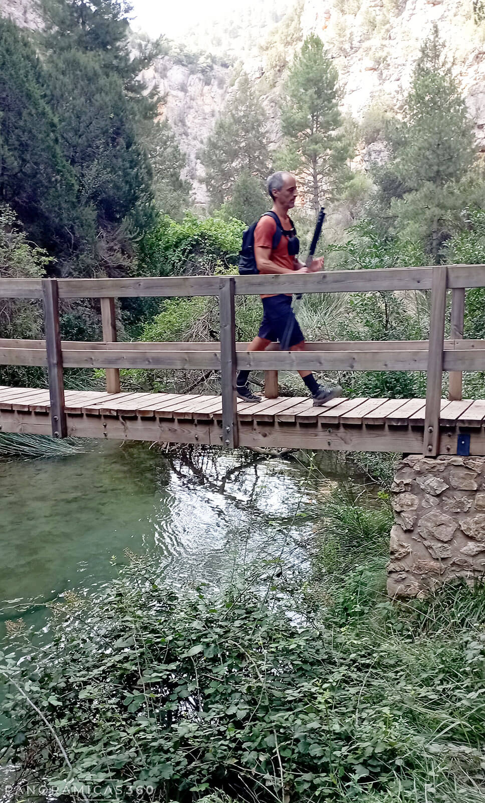 Cruzando un puente sobre el río Ebrón