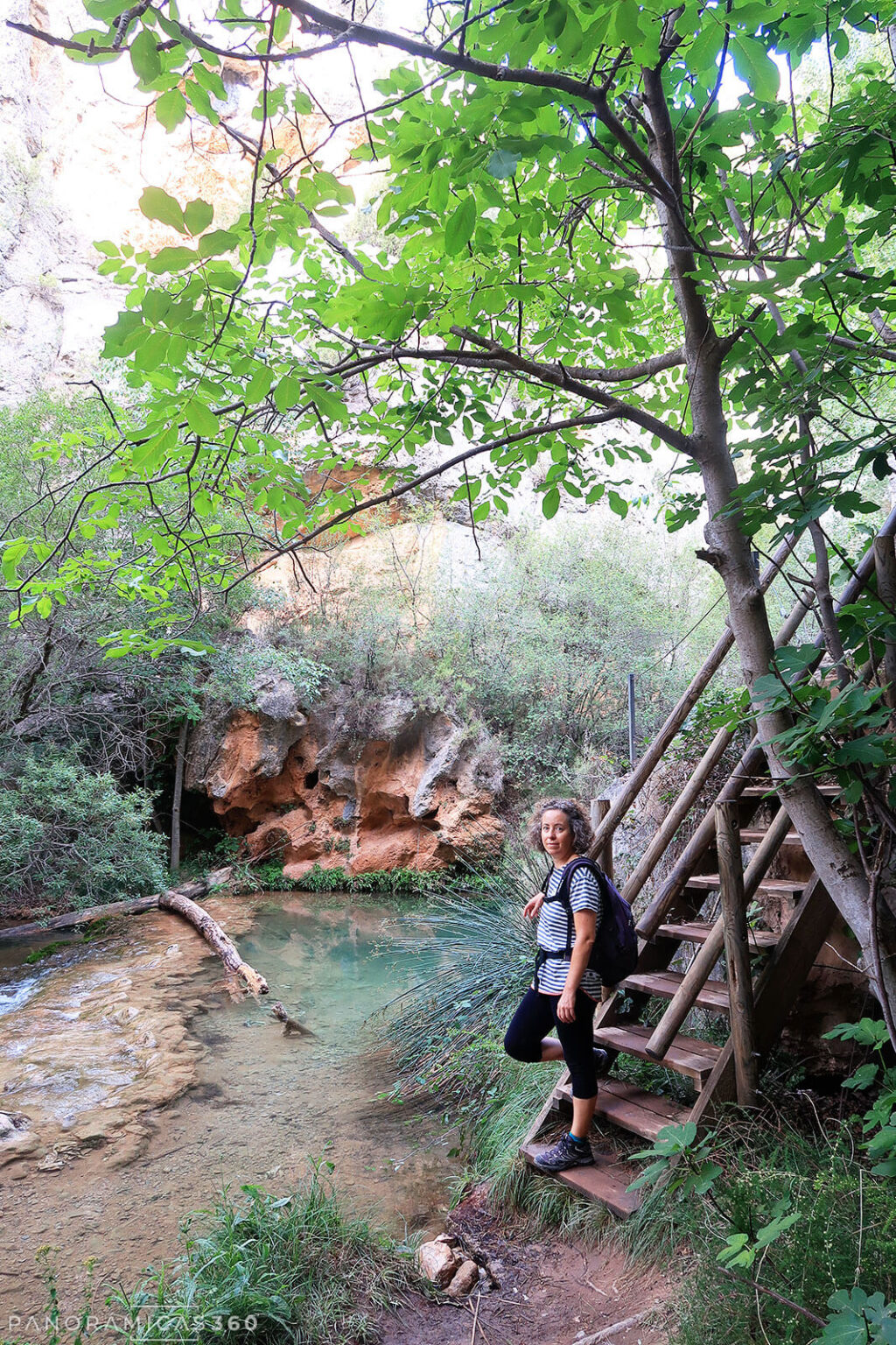Escaleras de madera. A partir de aquí la ruta cambia de carácter