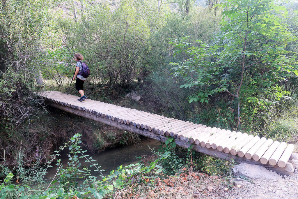 Cris cruzando un puente en el río Ebrón