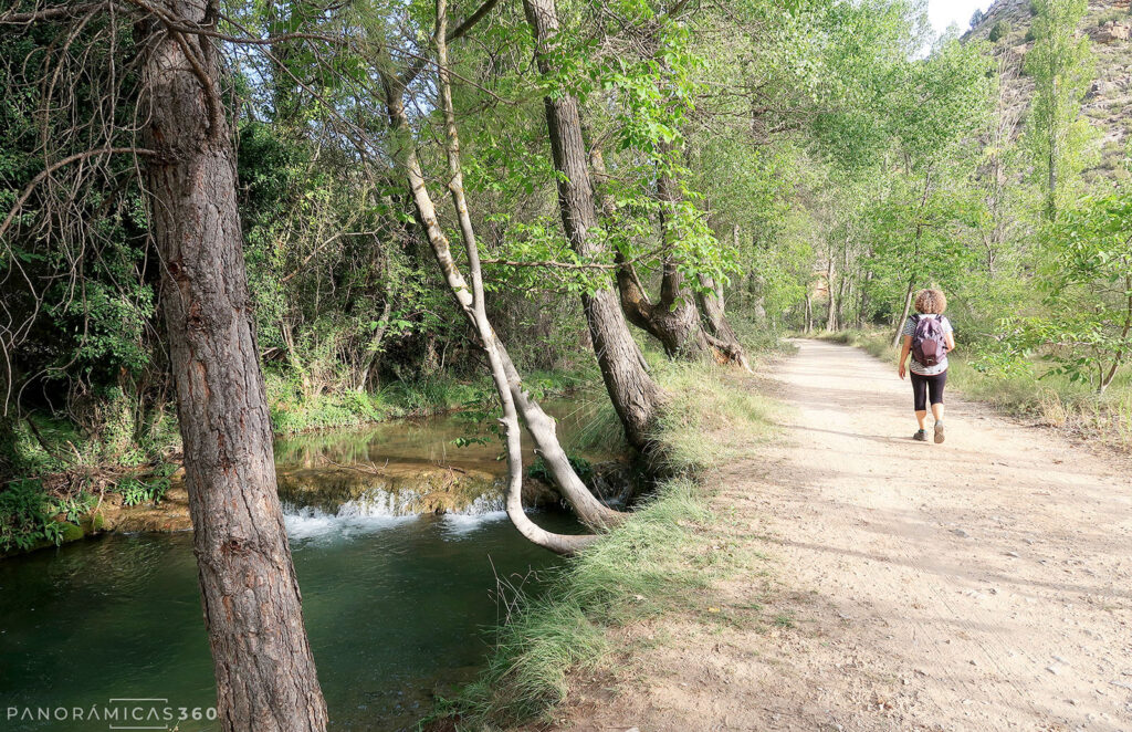 Caminando por un sendero junto al río Ebrón