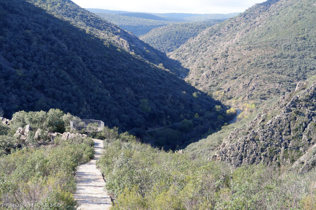 Mirador y valle por el que discurre la ruta del Boquerón del Estena