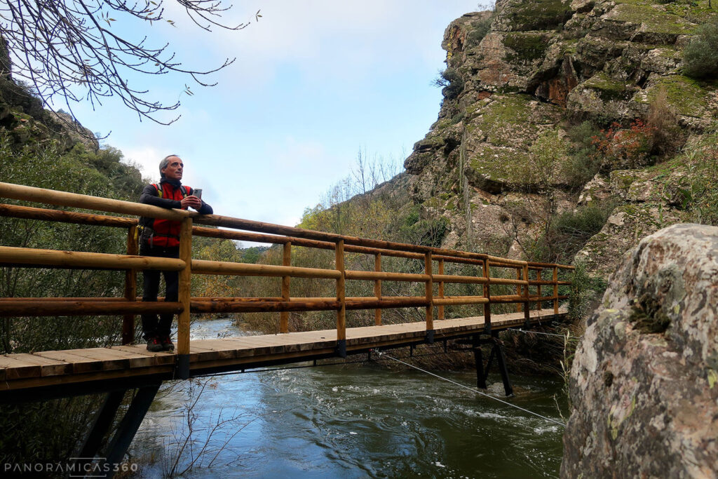Puente de madera que cruza el río Estena