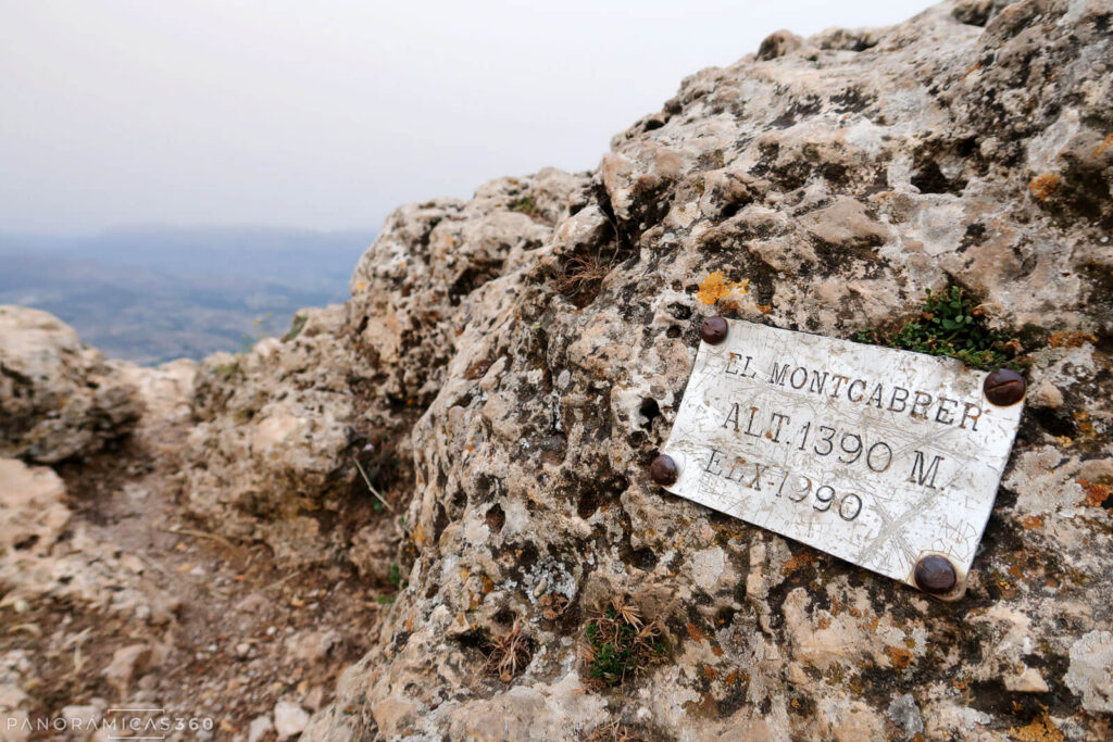 Placa en la cumbre del Montcabrer