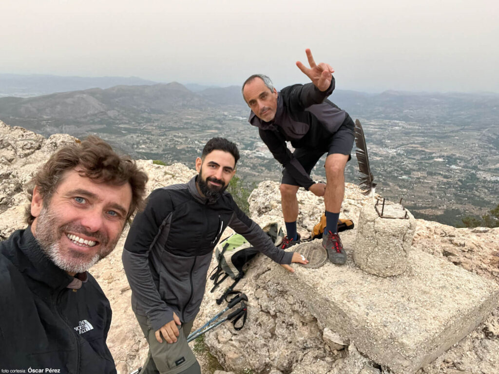 Óscar, Andrés y yo en la cumbre del Montcabrer