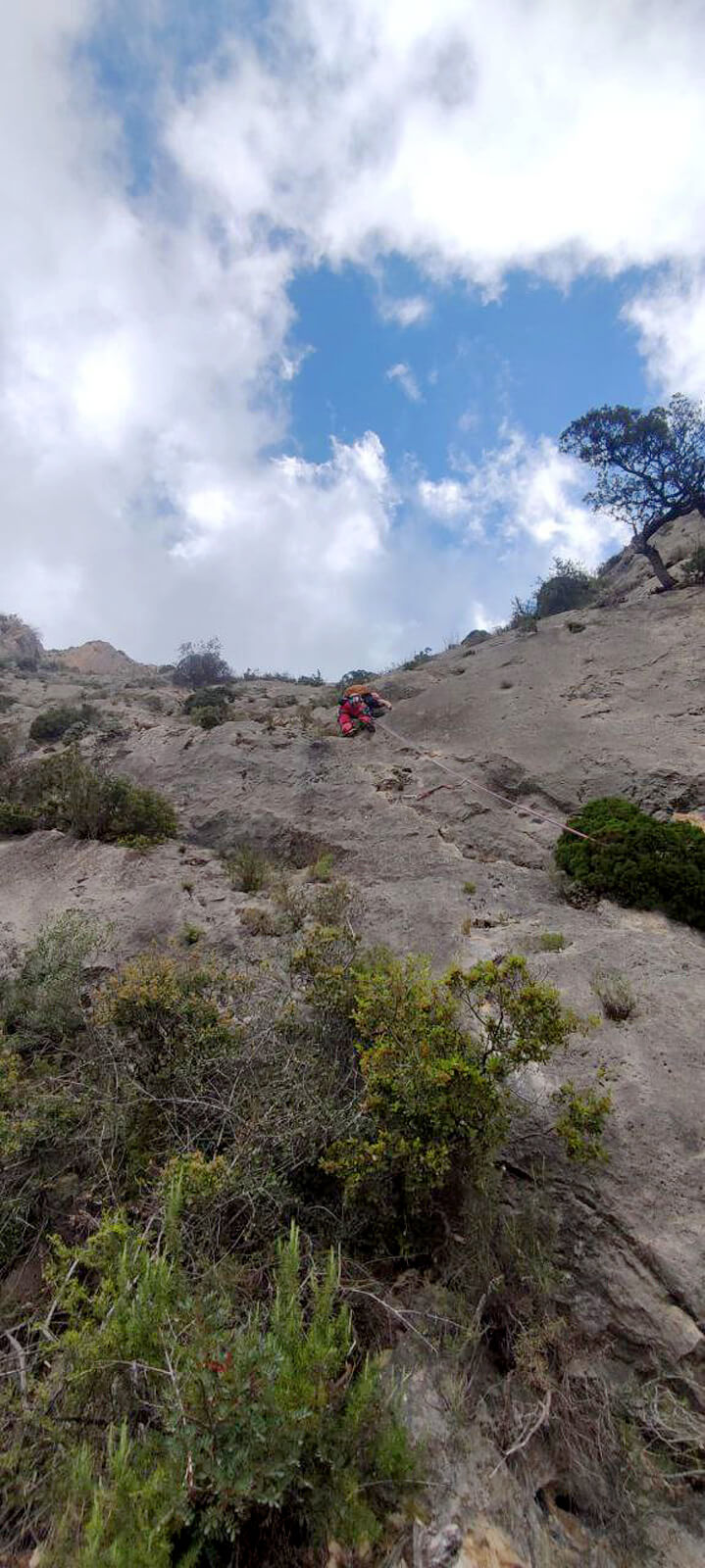 Escalando el primer largo de La Gran Repisa