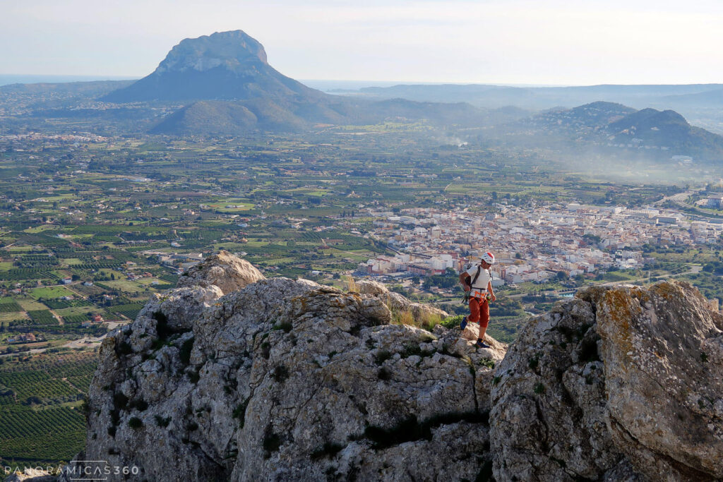 Óscar en la cresta con el Montgó al fondo