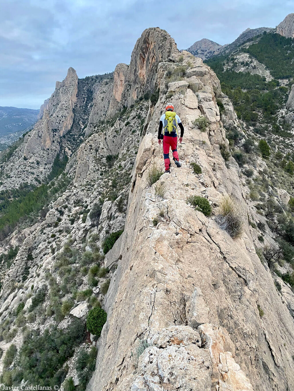 Progresando por el filo de la cresta de Les Coves