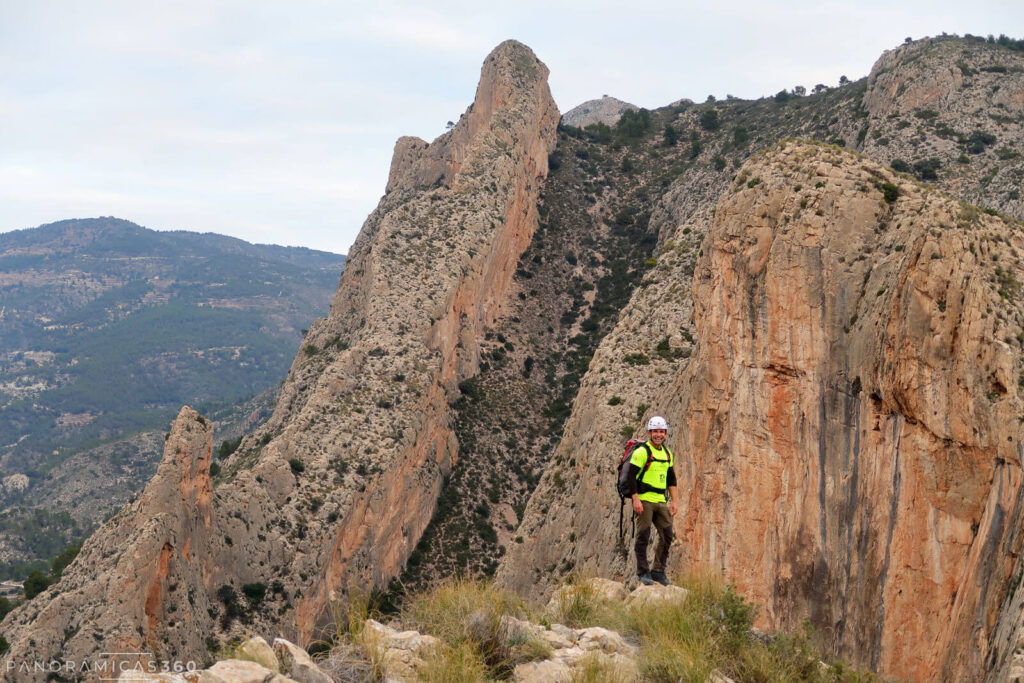 Cresta de Les Coves terminada. Siguiente objetivo, Las Jotas, detrás