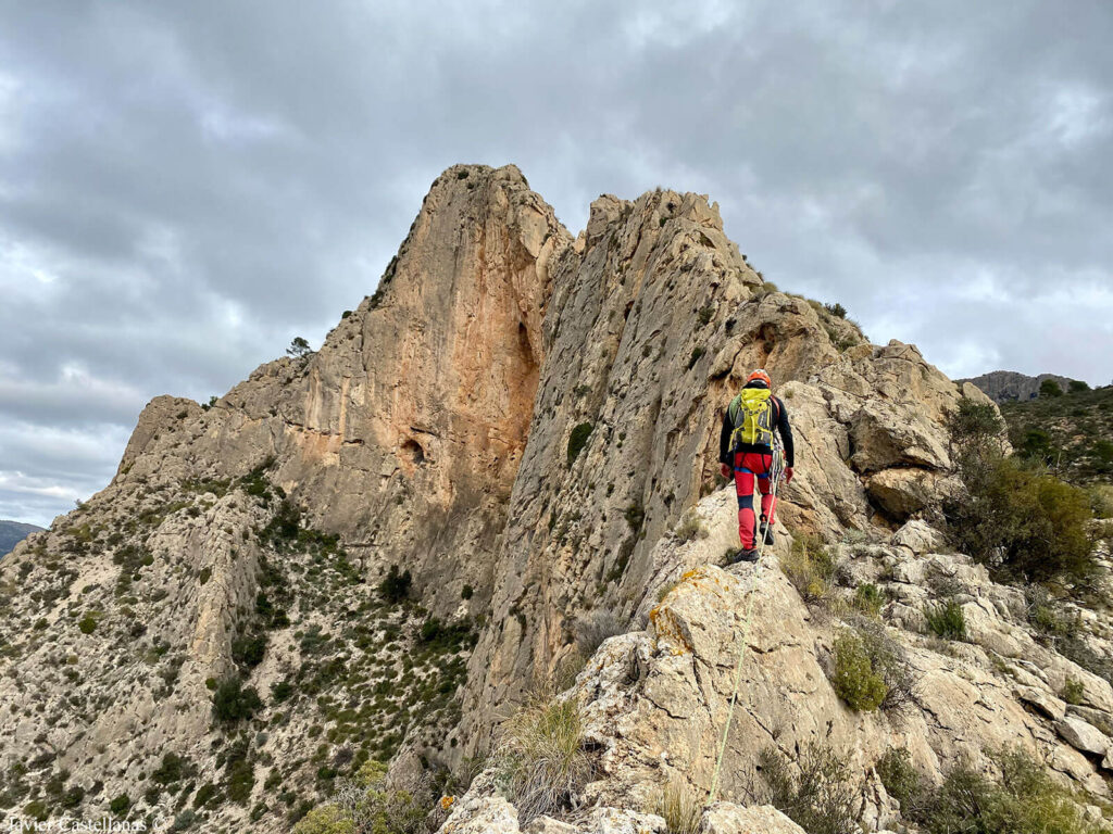 Progresando por la cresta de las Jotas con la Cima Grande detrás