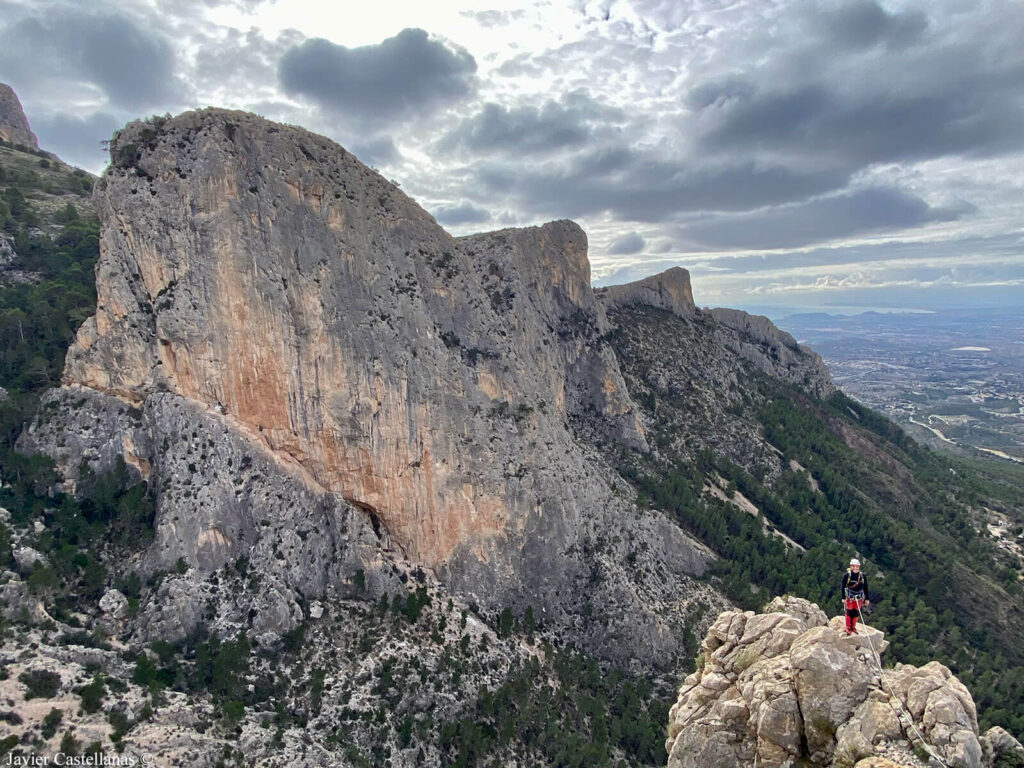 Progresando por la cresta de las Jotas con la Peña de Alicante detrás