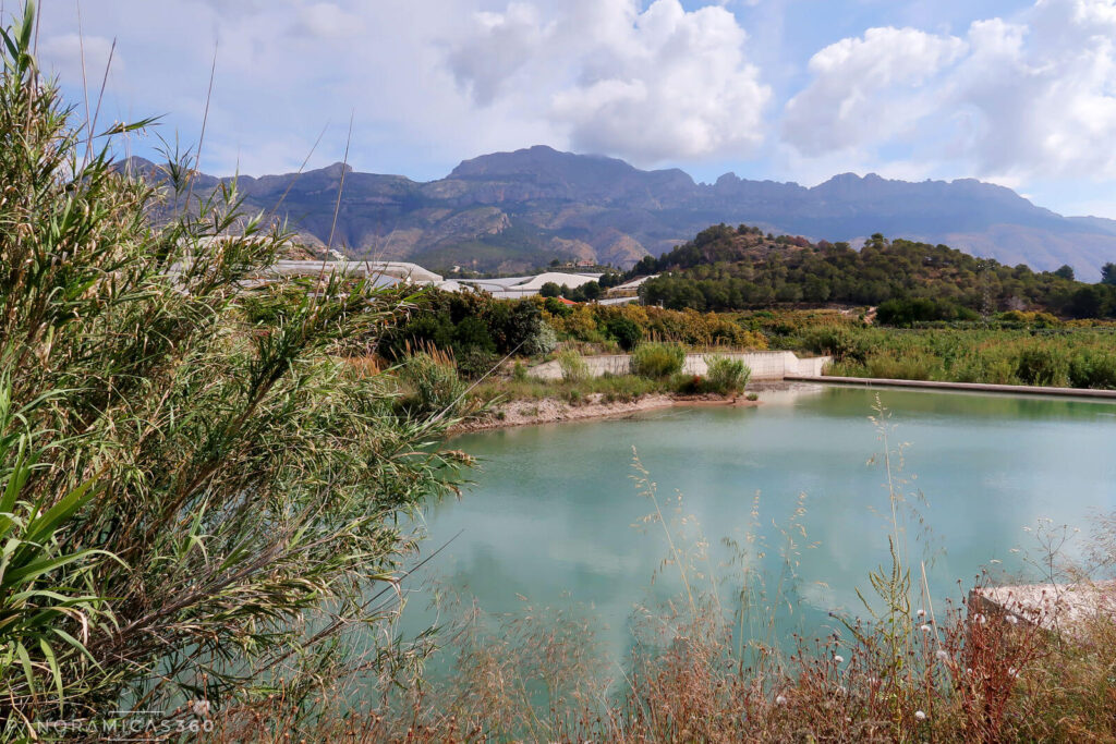 Dos ríos. Sierra de Bernia al fondo