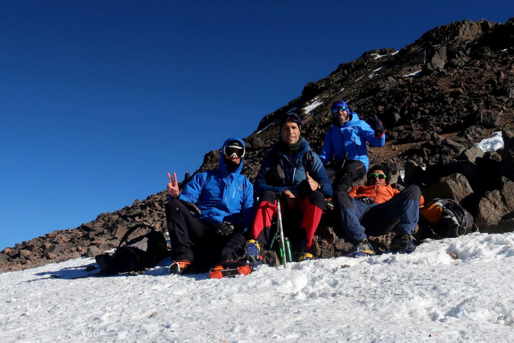 Un alto en el collado sur del Toubkal