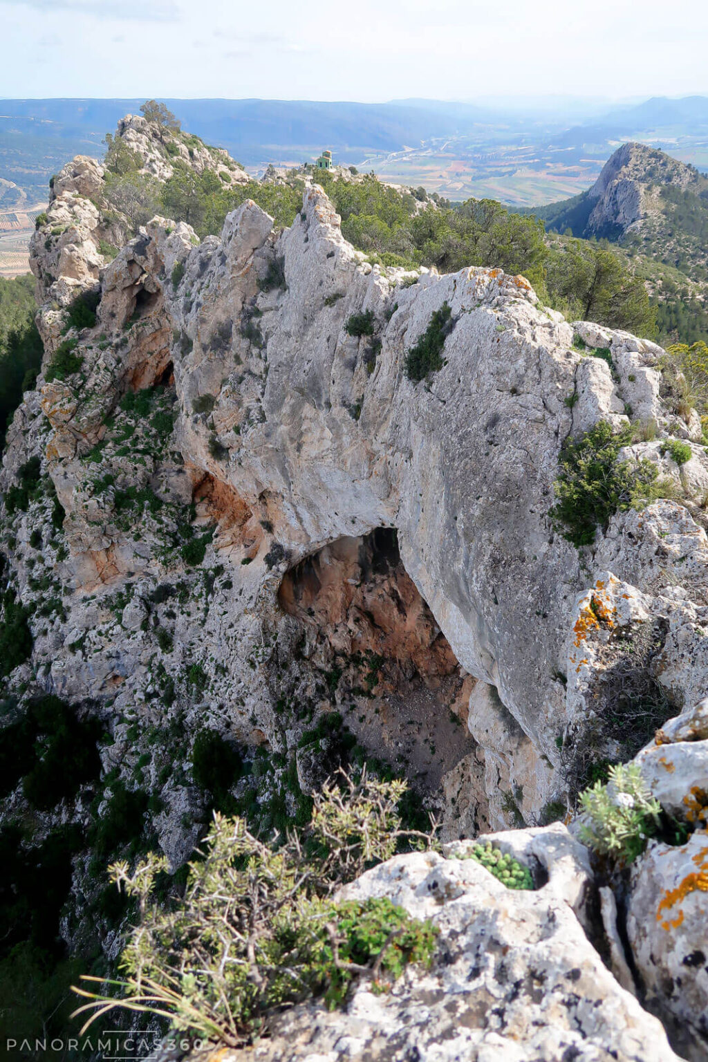 Cresta con la cueva en la parte de abajo