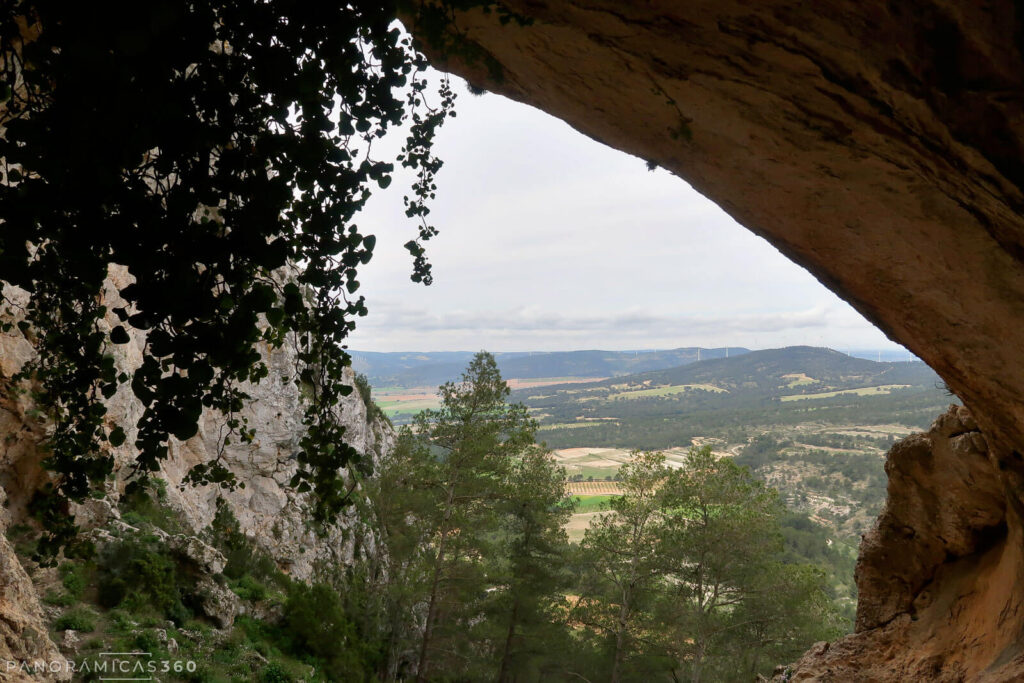 Cueva en la parte de abajo de la cresta