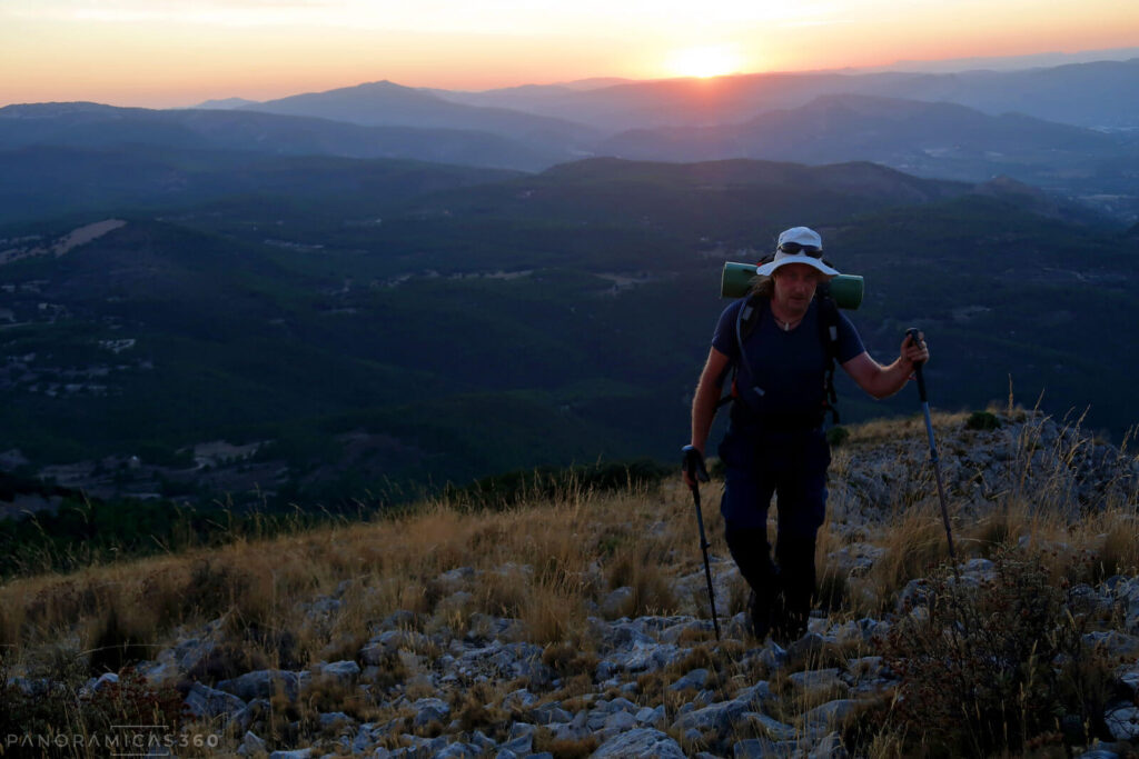 Fran en el cordal de la Sierra con el sol poniéndose detrás suyo