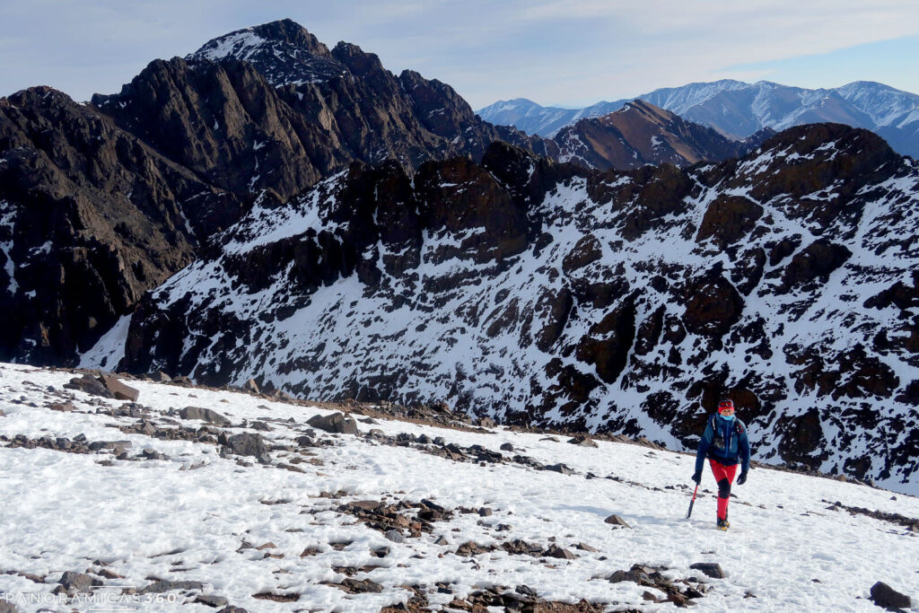 Pala somital del Ras Toubkal detrás