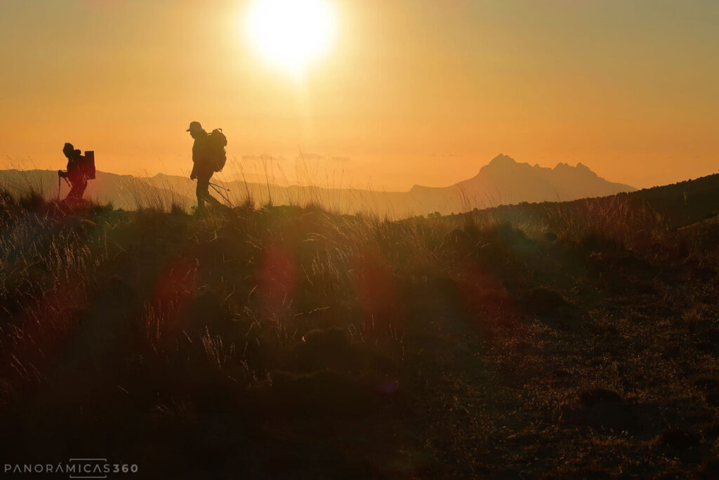 Caminando con los primeros rayos de luz del día. Puig Campana detrás