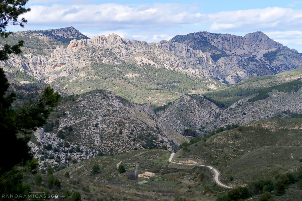 Sierra Serrella. Cresta dels Bardals y barranc del Teular en primer término