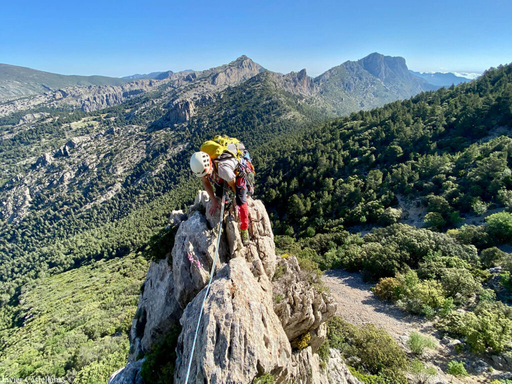 En el primer largo de la Arista Noroeste del Puig Campana