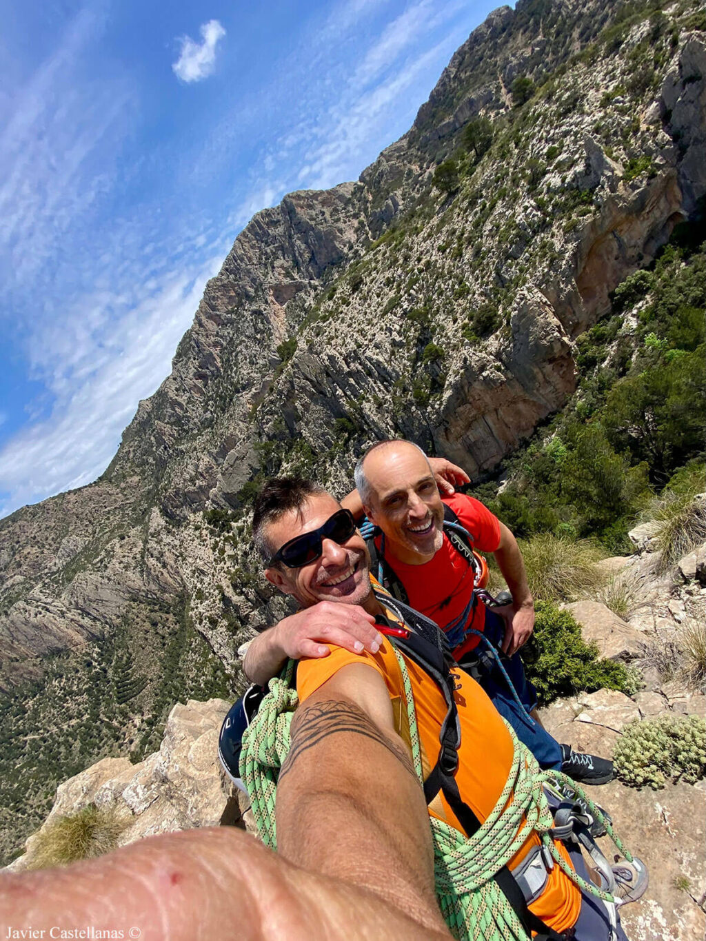 Javi y yo tras escalar la vía con la cumbre del Cabeçó detrás