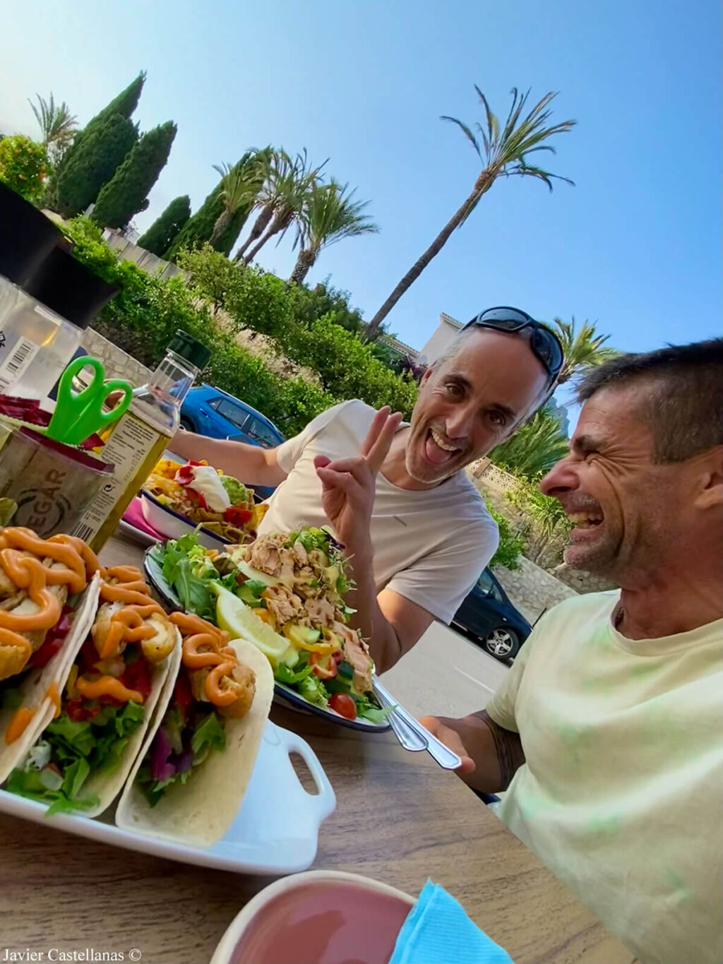 Disfrutando la comida tras la jornada de escalada