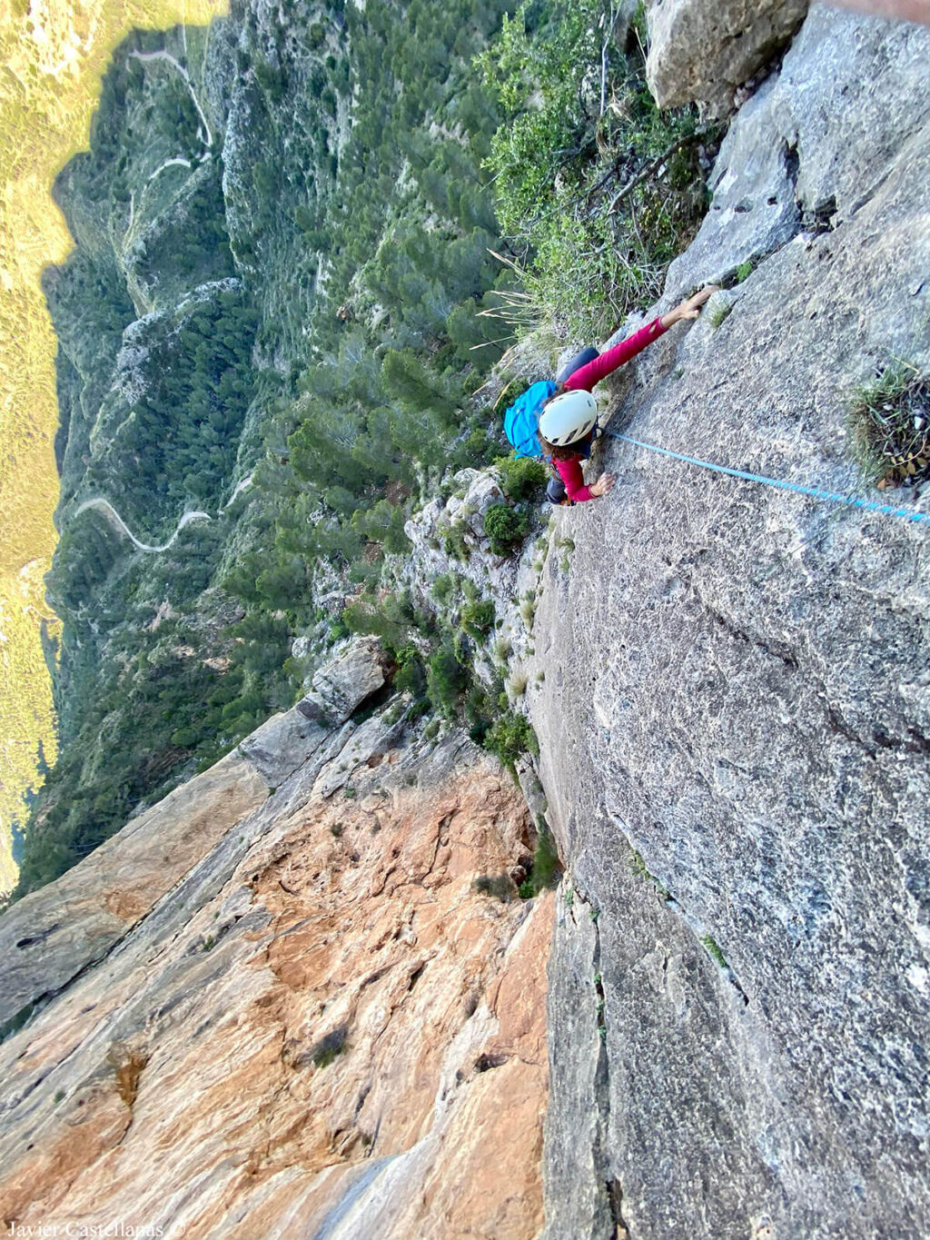 Eva escala el primer largo.