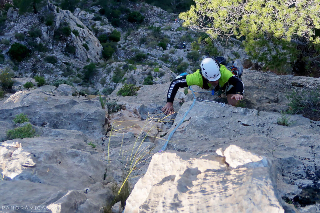 Javi escalando el sexto largo