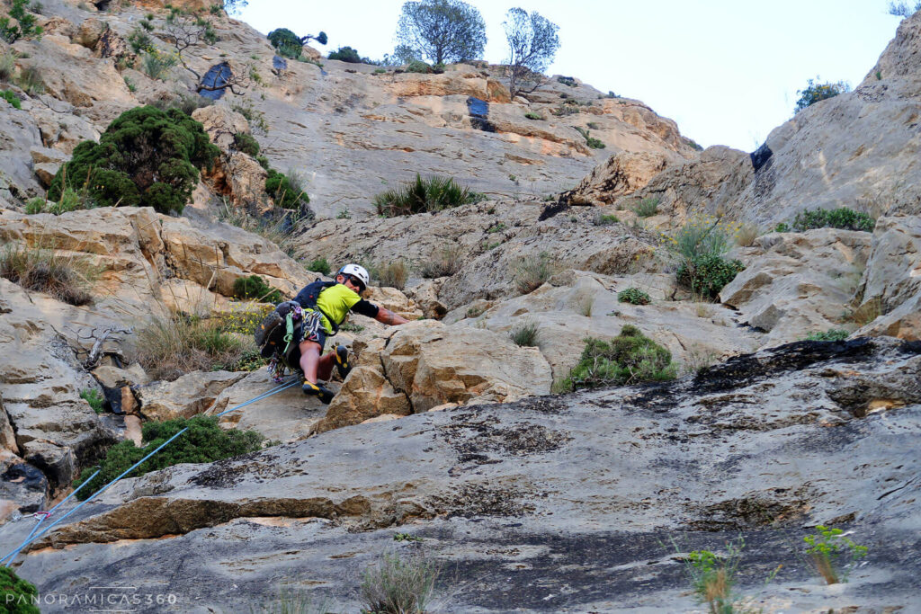 Javi escalando el tercer largo