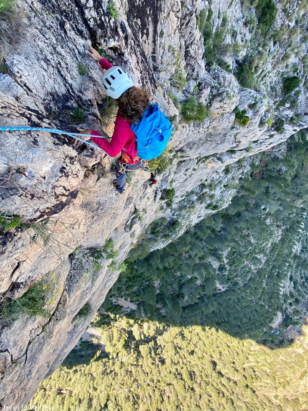 Eva escala el tercer largo. Detrás, en la distancia, estoy yo