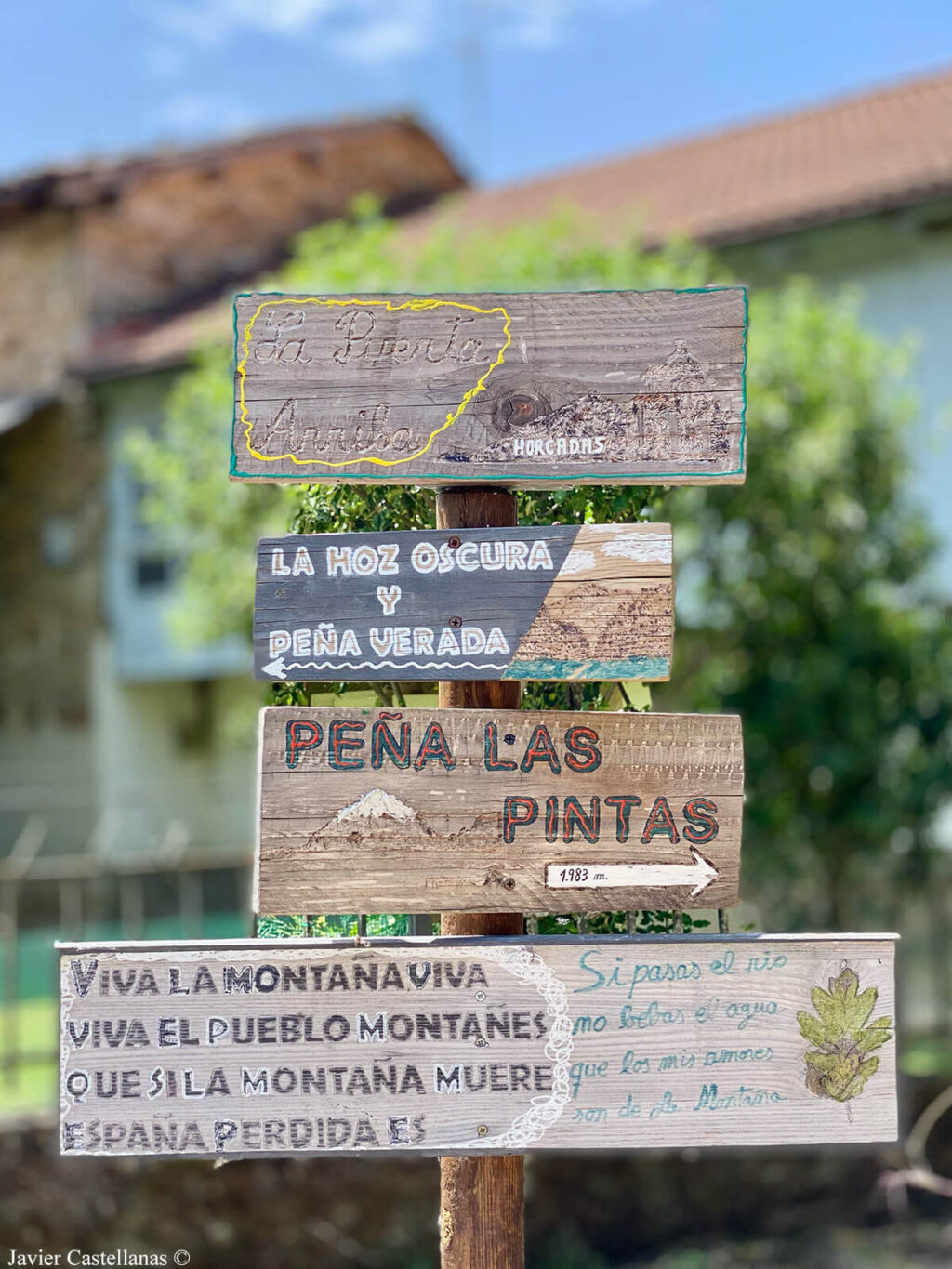 Simpáticos carteles en la plaza de Horcadas
