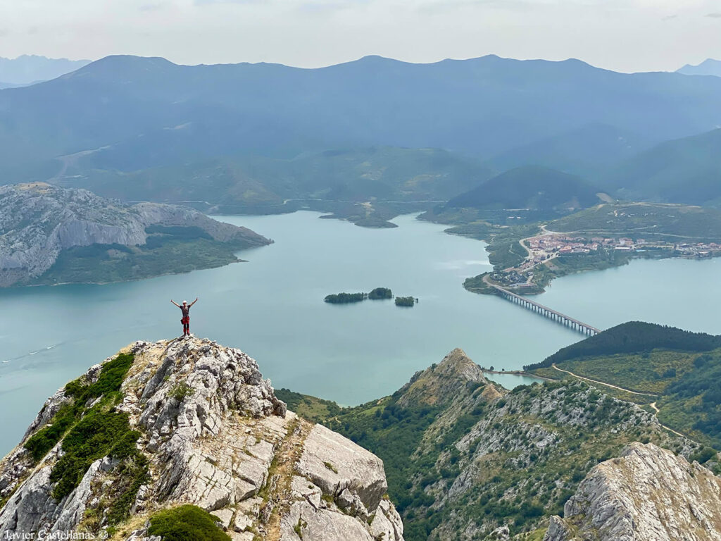 En la antecima del Gilbo, a donde bajé para hacer esta foto, con Riaño y su embalse detrás