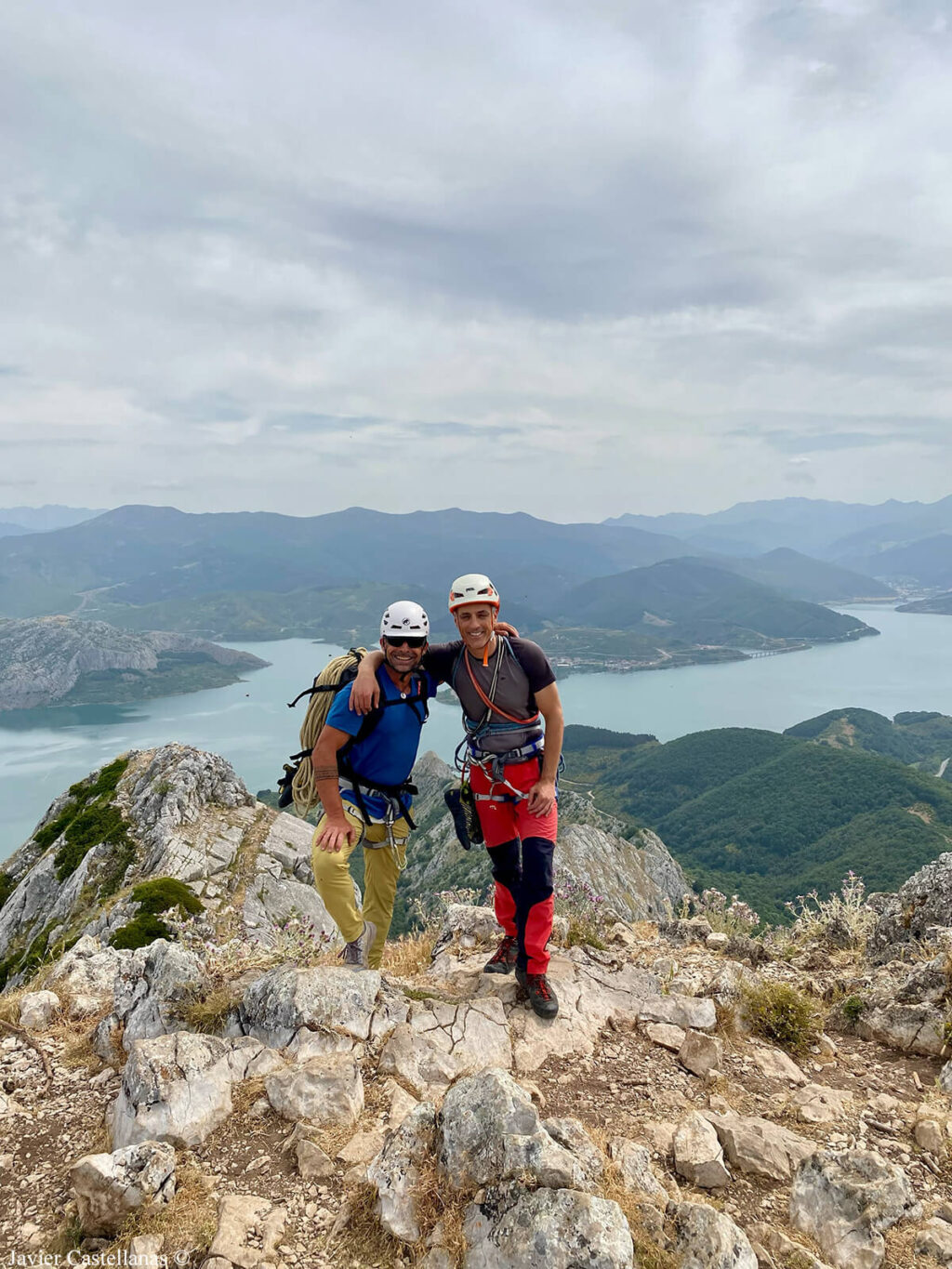 Javi y yo en la cumbre del Gilbo con el embalse de Riaño al fondo