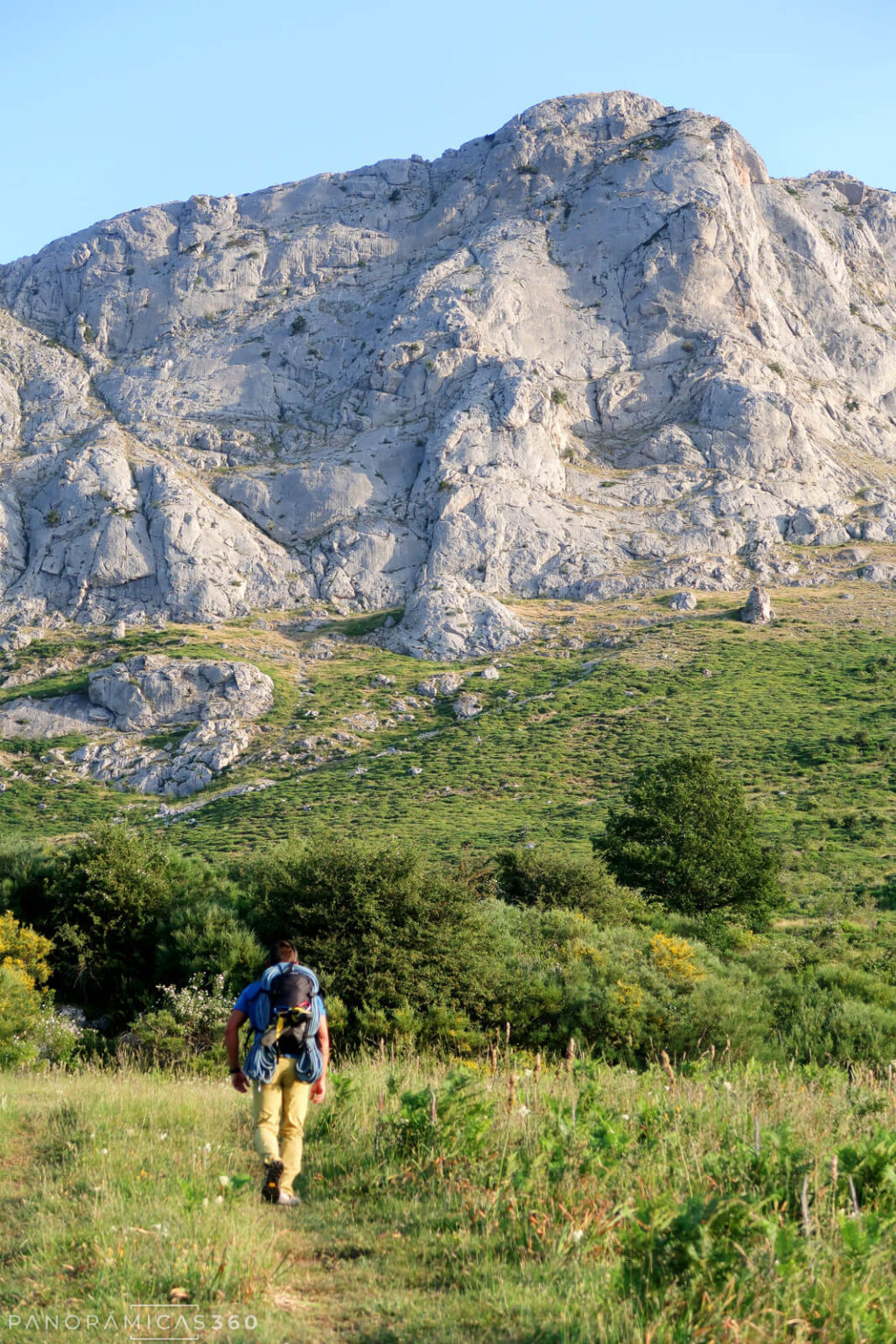 Javi caminando hacía el pie de vía con el Gilbo en segundo plano