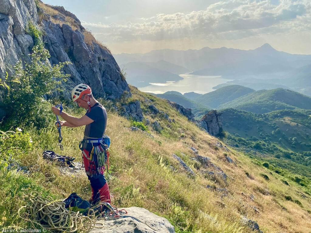 Preparando el material en el pie de vía